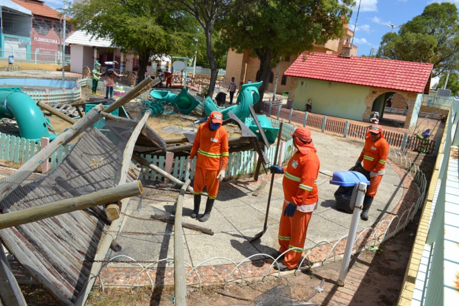 Equipe começa limpeza na Praça da Criança em Mossoró