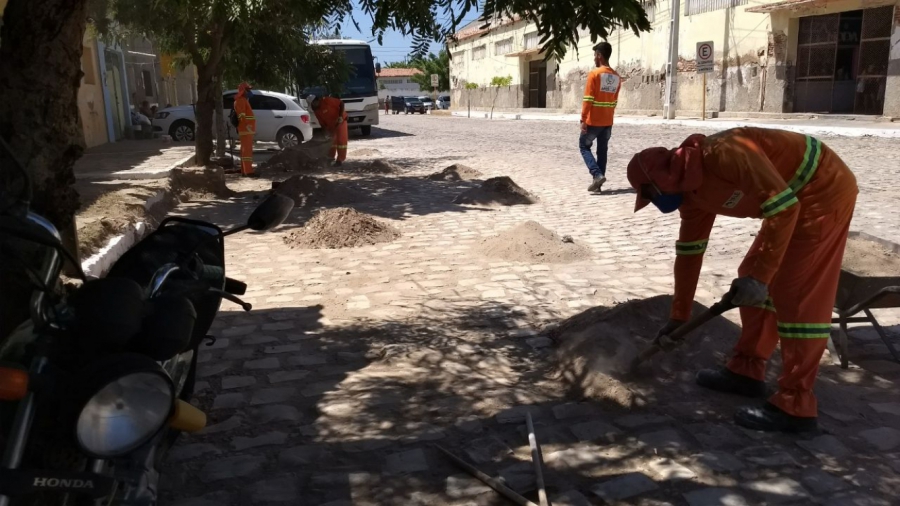 Trabalho de limpeza urbana segue intensificado nos bairros