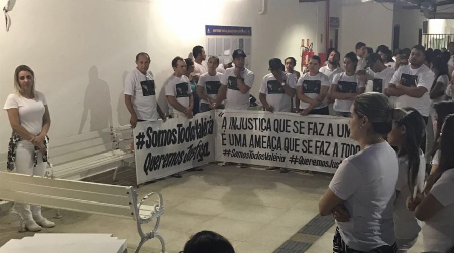 Alunos de faculdade prestam homenagem a Valéria Patrícia; veja vídeo