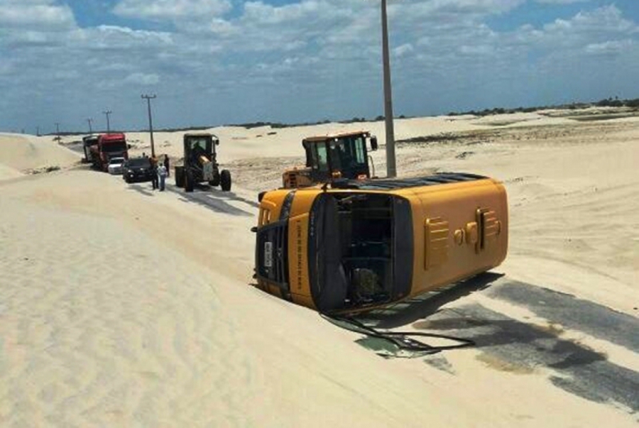 Motorista perde o controle e capota ônibus escolar na RN-404