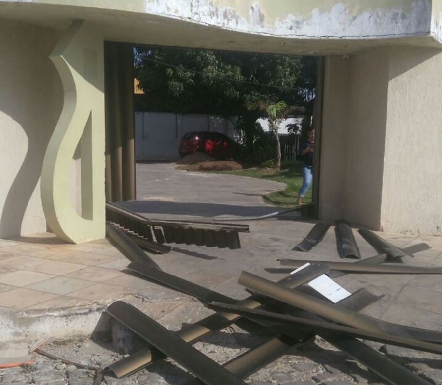 Clientes se negam a pagar conta e derrubam portão de casa de drinks em Mossoró