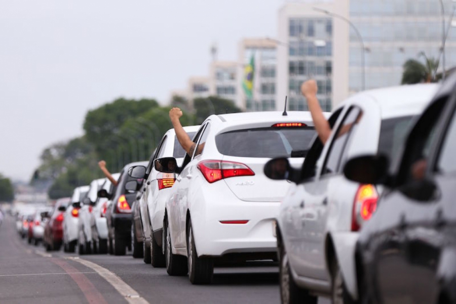 Disputa entre taxistas e motoristas de aplicativos agora vai para a Câmara