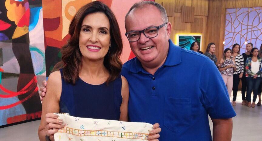 Mossoroense presenteia Fátima Bernardes com kit do Chuva de Bala