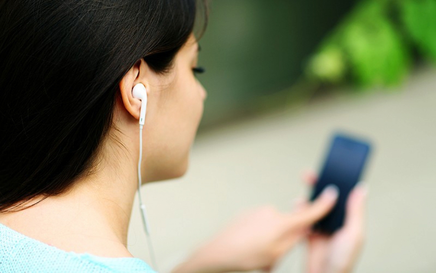 Jovens estão perdendo audição por causa de fones de ouvido, alerta conselho