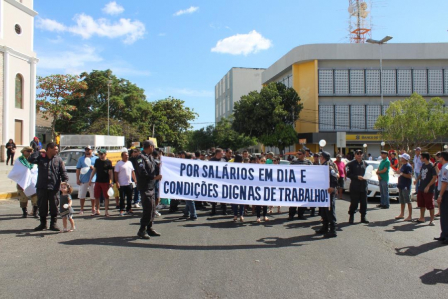 Ato público em defesa dos policiais reúne dezenas de pessoas em Mossoró