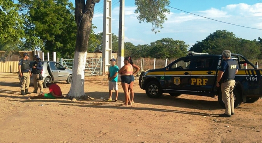 PRF apreende arma e munições após perseguição em Mossoró; quatro são presos