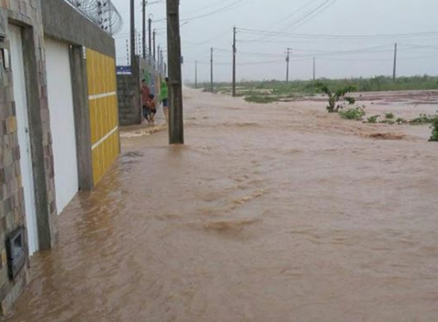 Chuva causa alagamentos em ruas de Mossoró