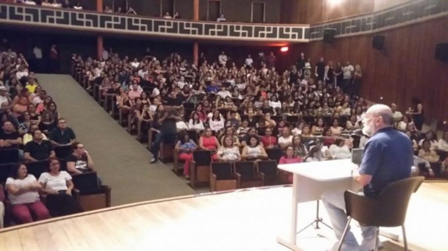 Professores lotam teatro na abertura do ano letivo da rede municipal