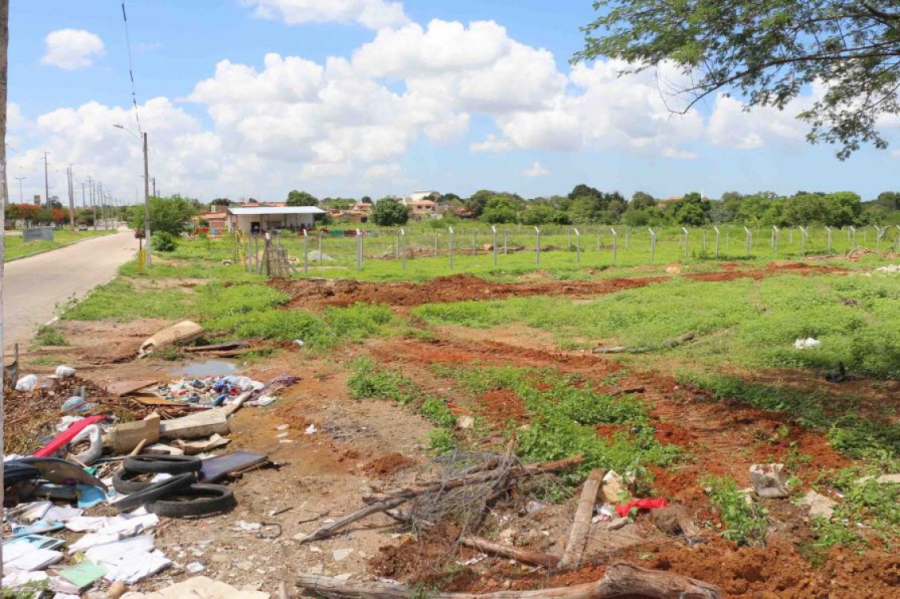 Prefeitura realiza demolição de imóveis construídos em terreno do município