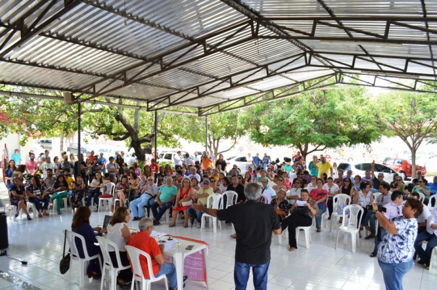 Sem proposta do governo, professores da Uern decidem manter greve