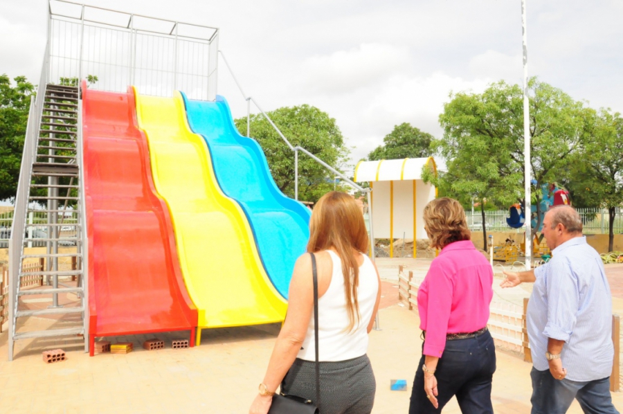 Prefeita fiscaliza obra de recuperação do Parque da Criança
