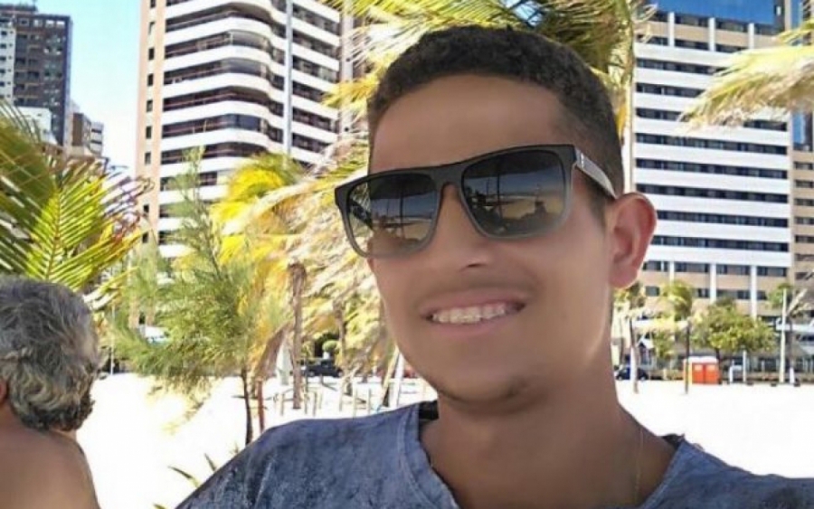 Parentes e amigos se despedem de jovem morto durante assalto em Mossoró