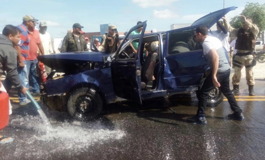 Bebê de 6 meses e avó morrem em acidente entre dois carros na BR-405