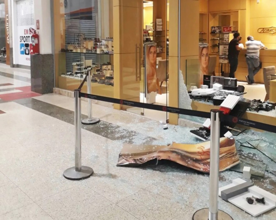 Criminosos rendem vigilante, invadem shopping e roubam lojas em Mossoró