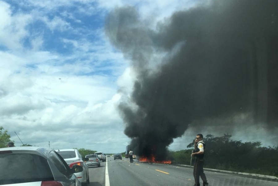 Bandidos explodem carro-forte e levam dinheiro na BR-304, entre Mossoró e Assu