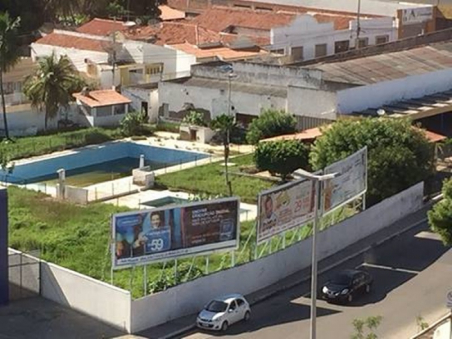 Piscina abandonada acumula água parada e preocupa moradores em Mossoró
