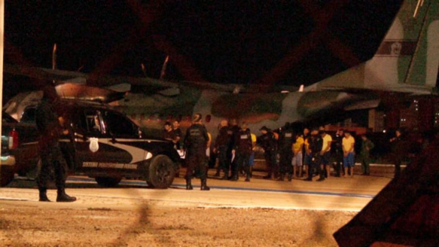 Em avião da FAB, presos chegam à Penitenciária Federal de Mossoró