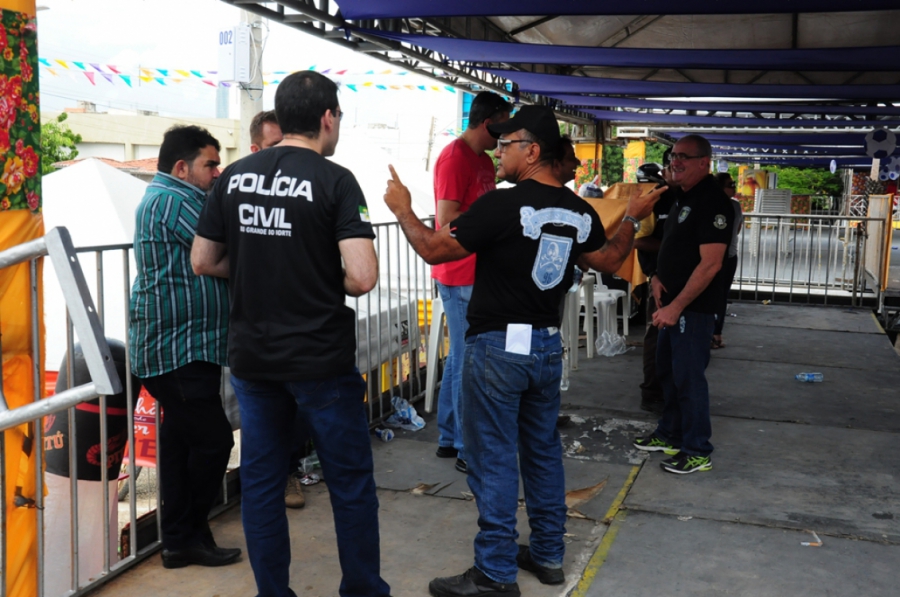 Polícia Civil e ITEP realizam perícia em camarote que desabou durante a madrugada