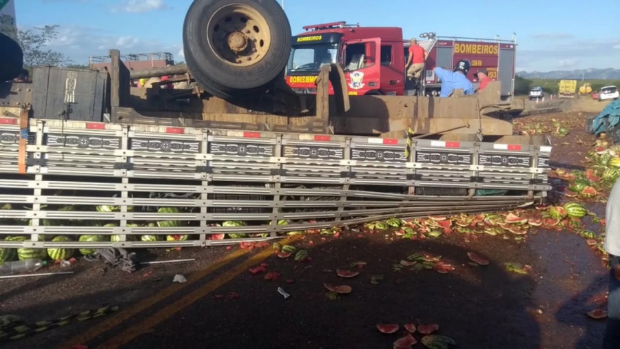 Caminhão carregado com melancias capota no interior do RN