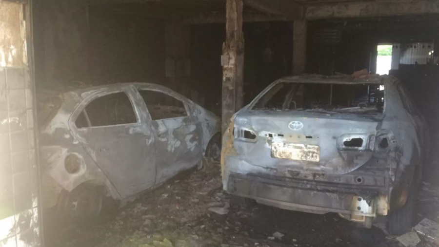 Incêndio destrói dois carros em garagem de restaurante em Mossoró