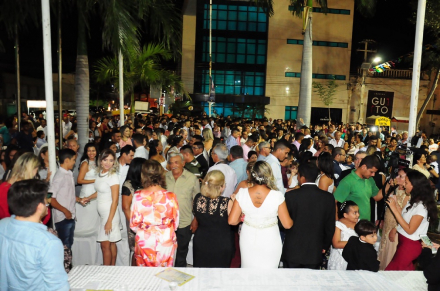 Casamento coletivo ao ar livre oficializa união de 100 casais em Mossoró