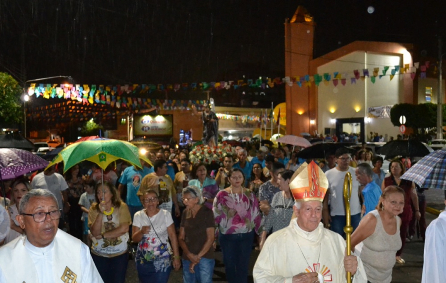 Procissão e show de Padre Nunes marcam encerramento da festa de São João Batista