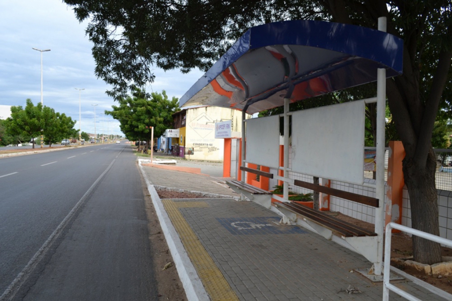 Prefeitura dá continuidade a implantação de 48 abrigos de passageiros