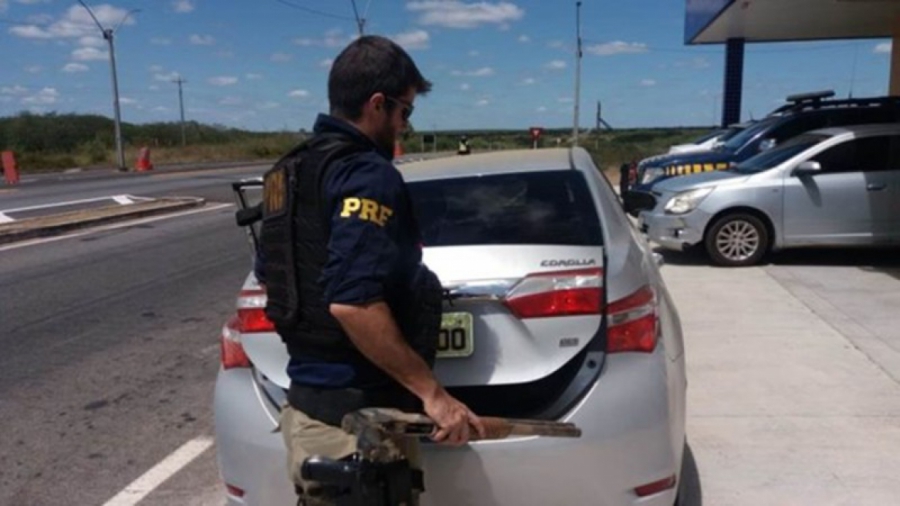 Polícia recupera carro roubado, apreende arma e prende suspeitos em Mossoró