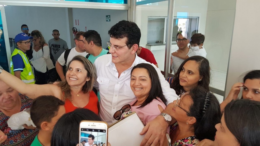 Padre Reginaldo Manzotti dá show de simpatia ao desembarcar em Mossoró