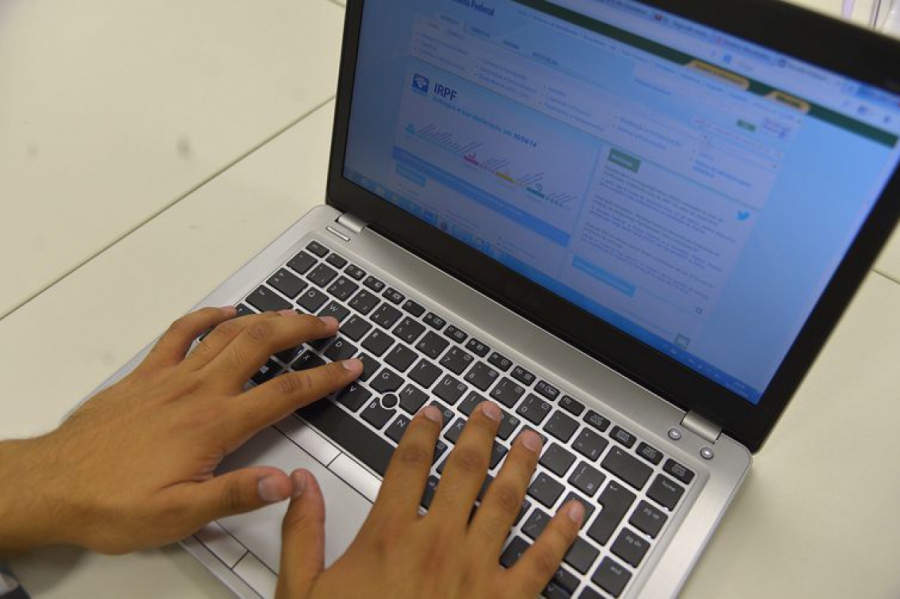 Mais de 2,6 milhões de contribuintes recebem hoje restituição do IR