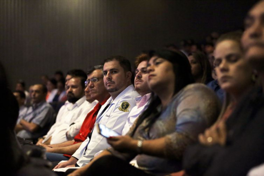 Mais de 900 médicos fazem prova do Revalida neste sábado