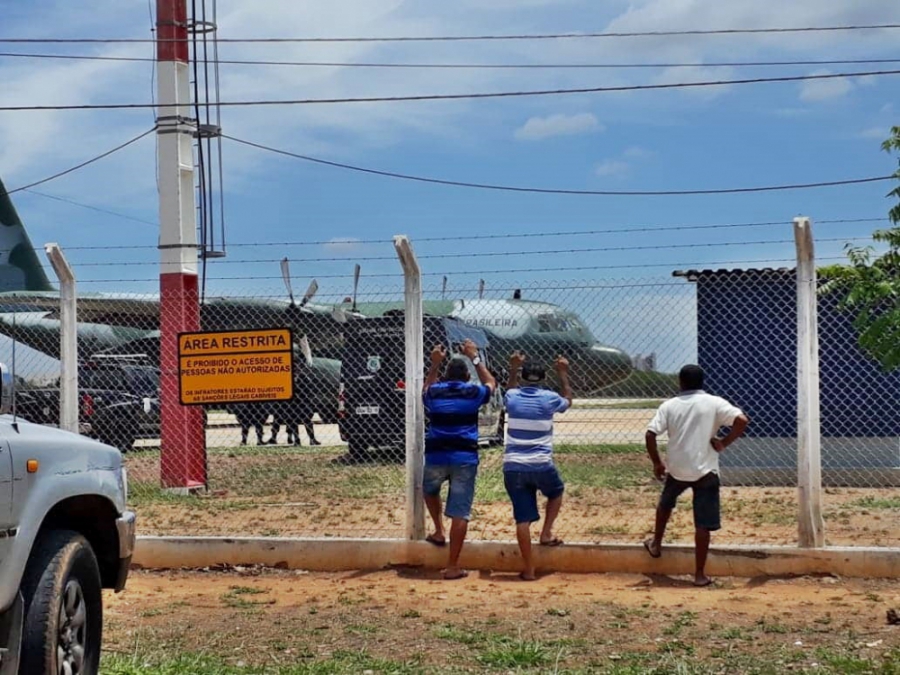 Em avião da FAB, 39 presos do Ceará deixam a Penitenciária Federal de Mossoró