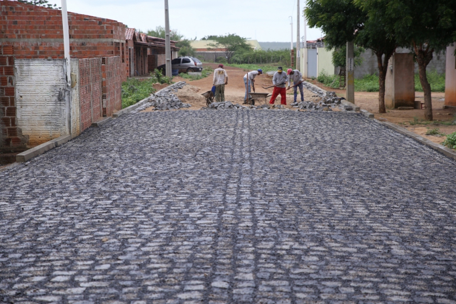 Nova empresa assume obra de pavimentação no Jucuri