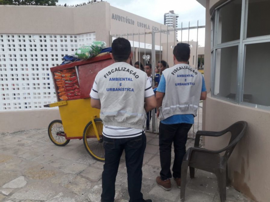 Prefeitura cumpre termo do MP que proíbe comércio ambulante no entorno de escolas