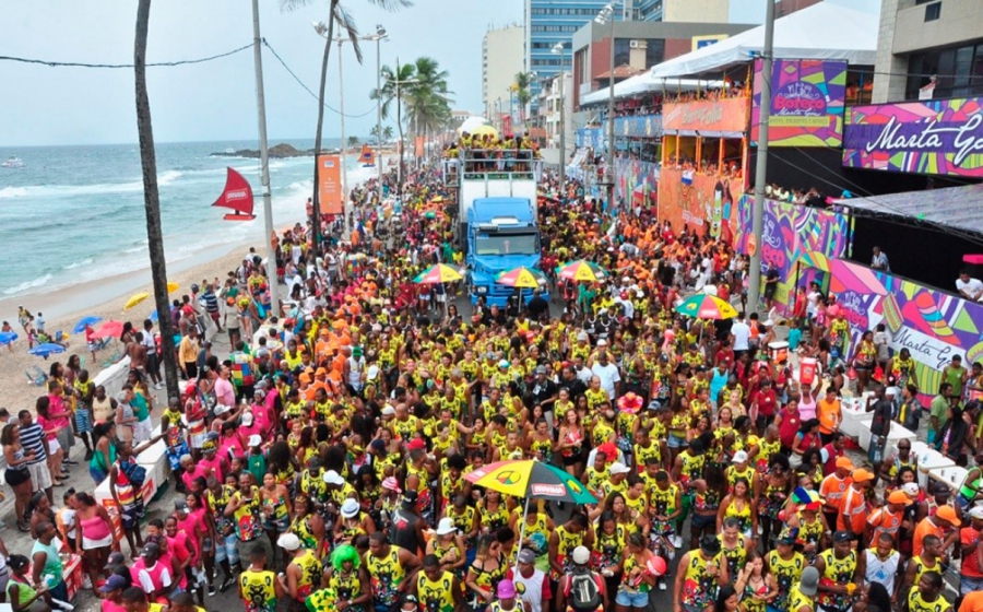 Seis em cada dez consumidores brasileiros devem cair na folia durante o Carnaval