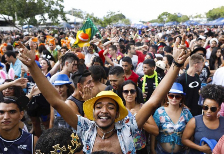 A folia que gera renda e aquece o comércio local