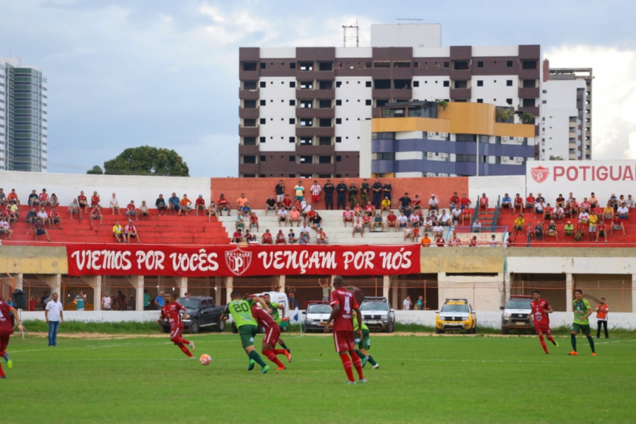 Com dois gols de Jefinho, Potiguar vence e segue na cola do América