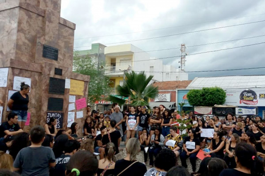 Vestidos de preto, amigos cobram justiça por morte de jovem em Caicó