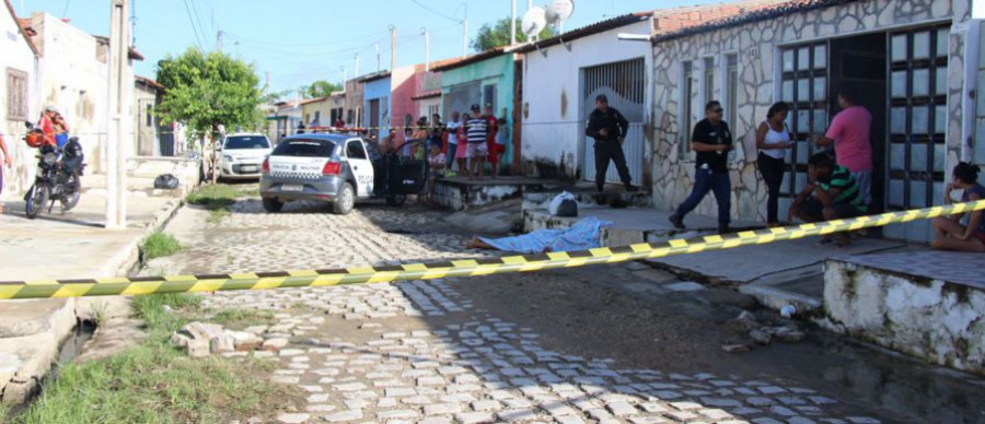 Jovem é assassinado a tiros na calçada de casa em Mossoró