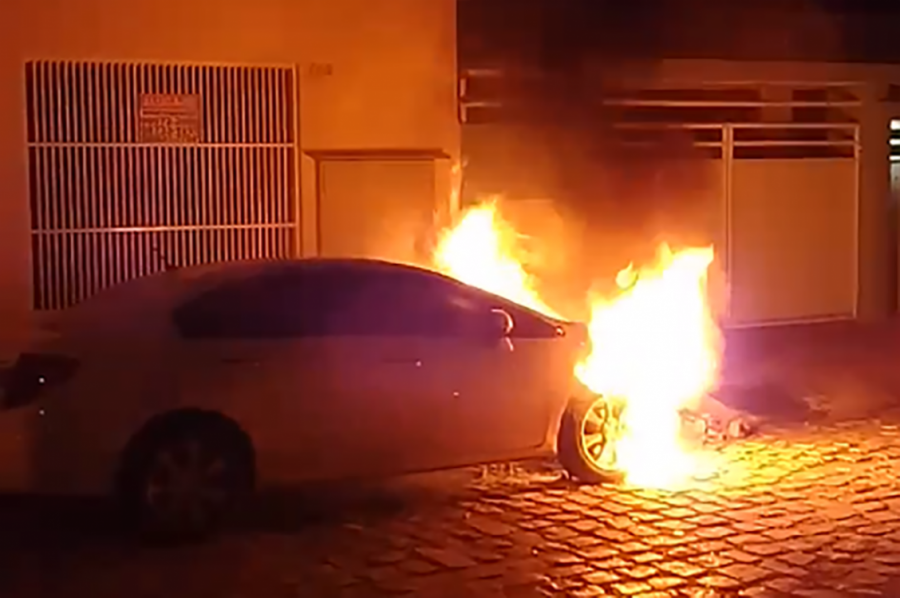 Carro pega fogo após motorista estacionar em cima de fogueira em Mossoró