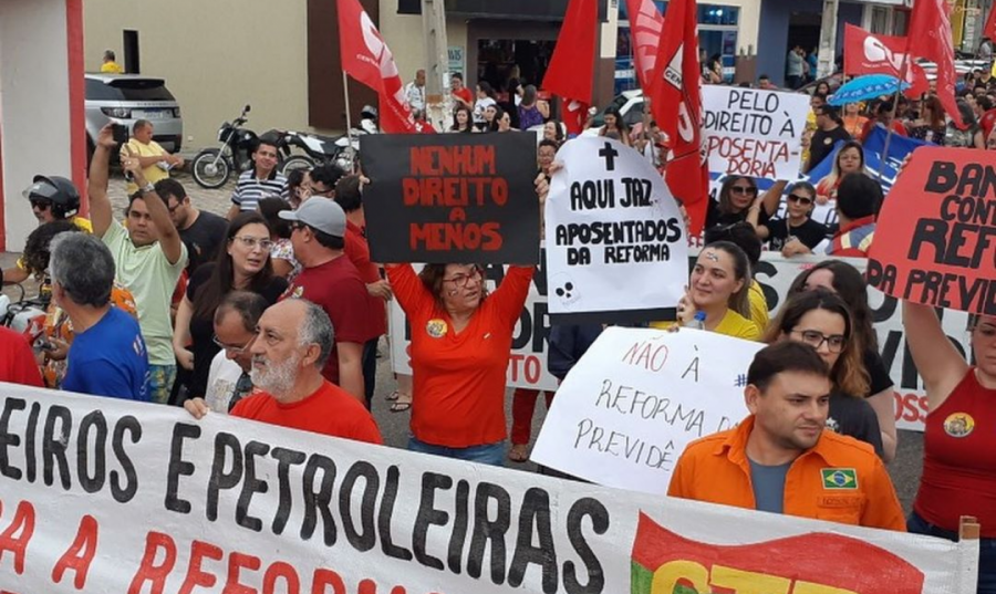 Manifestantes fazem ato contra reforma da Previdência em Mossoró
