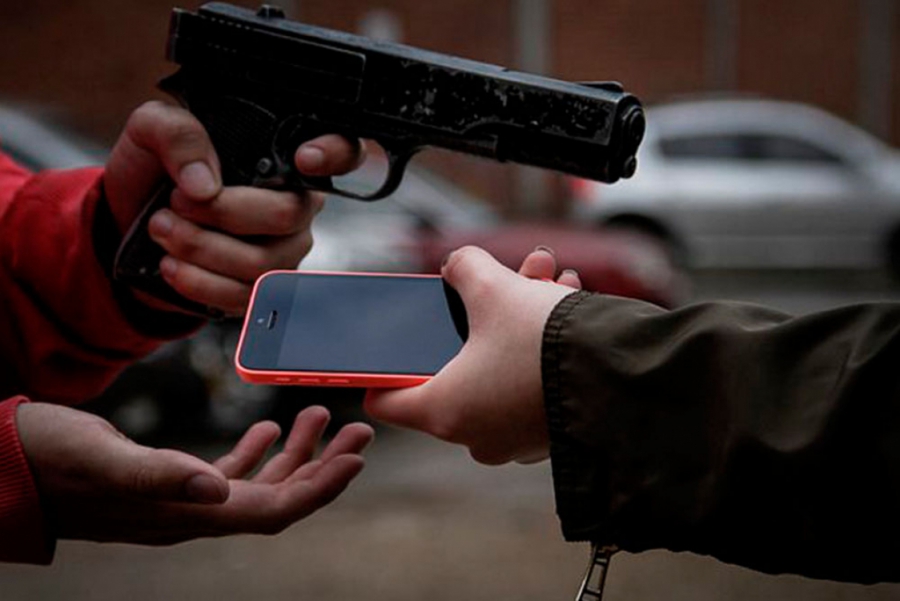 Policial tem arma, celular e moto roubados por bandidos em Mossoró