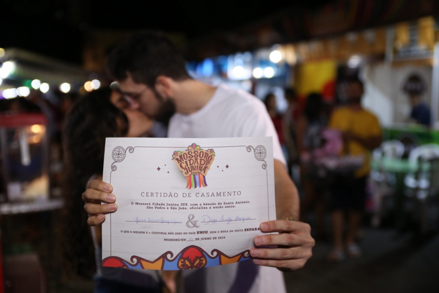 Mais de 200 casais participam de casamento simbólico na Cidadela