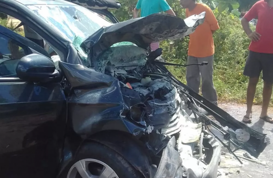 Passageiro fica em estado grave após carro bater de frente com caminhão em Mossoró
