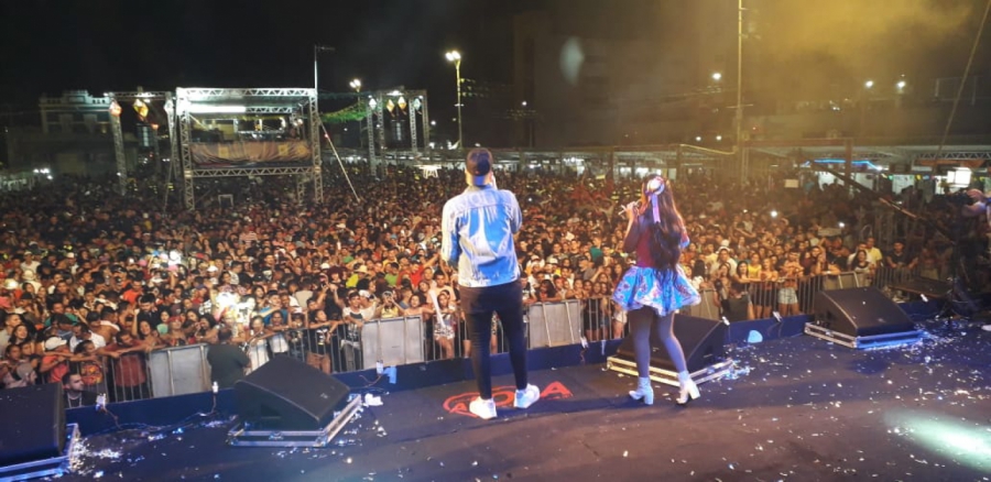 Banda A Loba emociona público com forró romântico na Estação das Artes