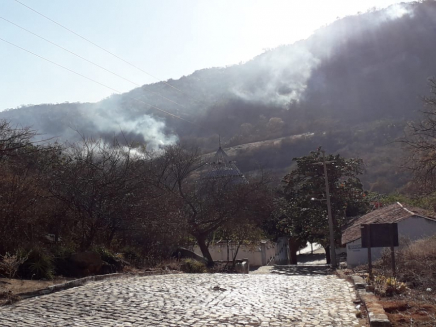 Bombeiros combatem incêndio florestal na Serra do Lima, em Patu
