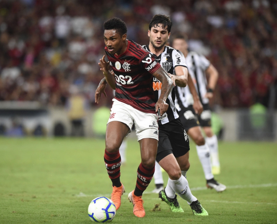 Flamengo vence o Atlético-MG no encerramento da 24Âª rodada